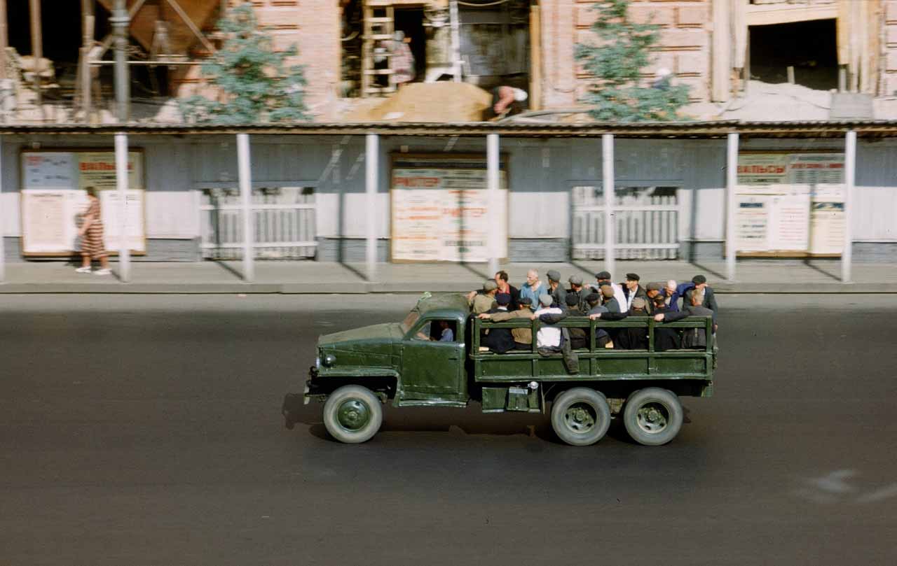 Москва, Новинский бульвар, 18, напротив американского посольства.