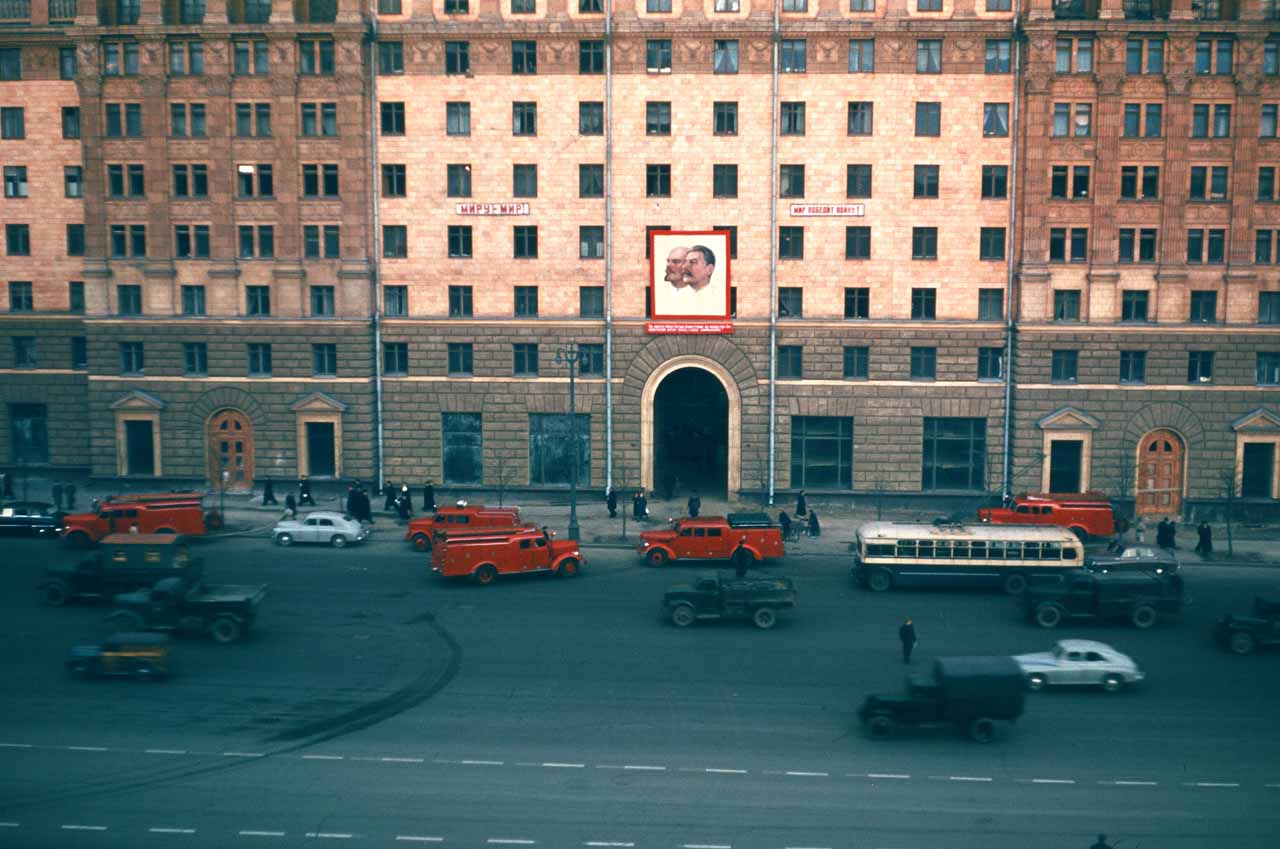 Новинский бульвар, 18, Москва, напротив американского посольства. В 1995 году из этой арки неизвестный выстрелил в посольство из гранатомета.