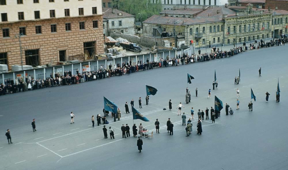 Эстафета на улице Чайковского, нынешнем Новинском бульваре, Москва.